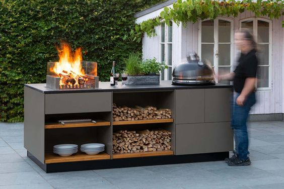 Outdoor kitchen features | storage draws