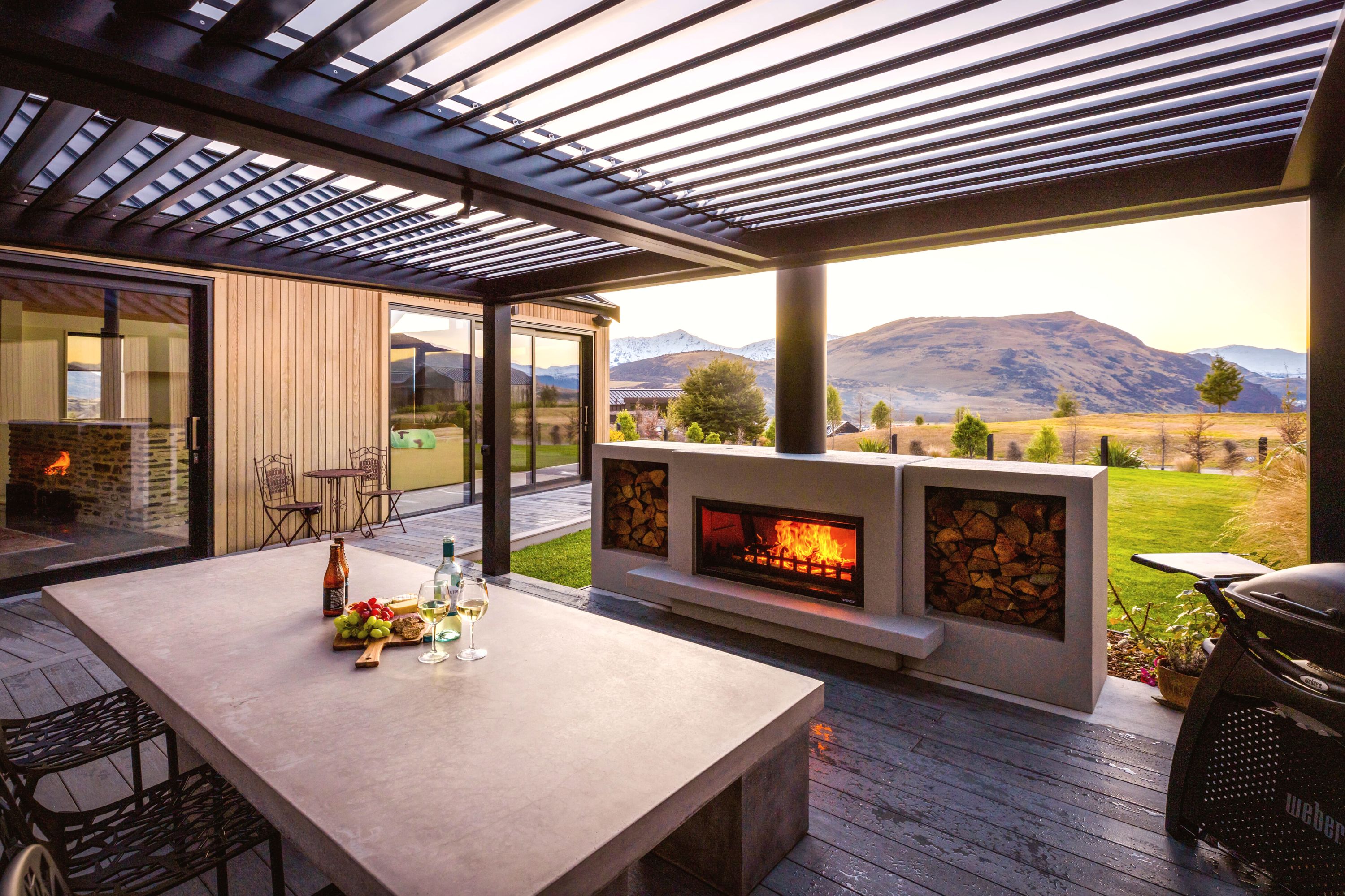 Outdoor gas fireplaces vs wood fireplaces