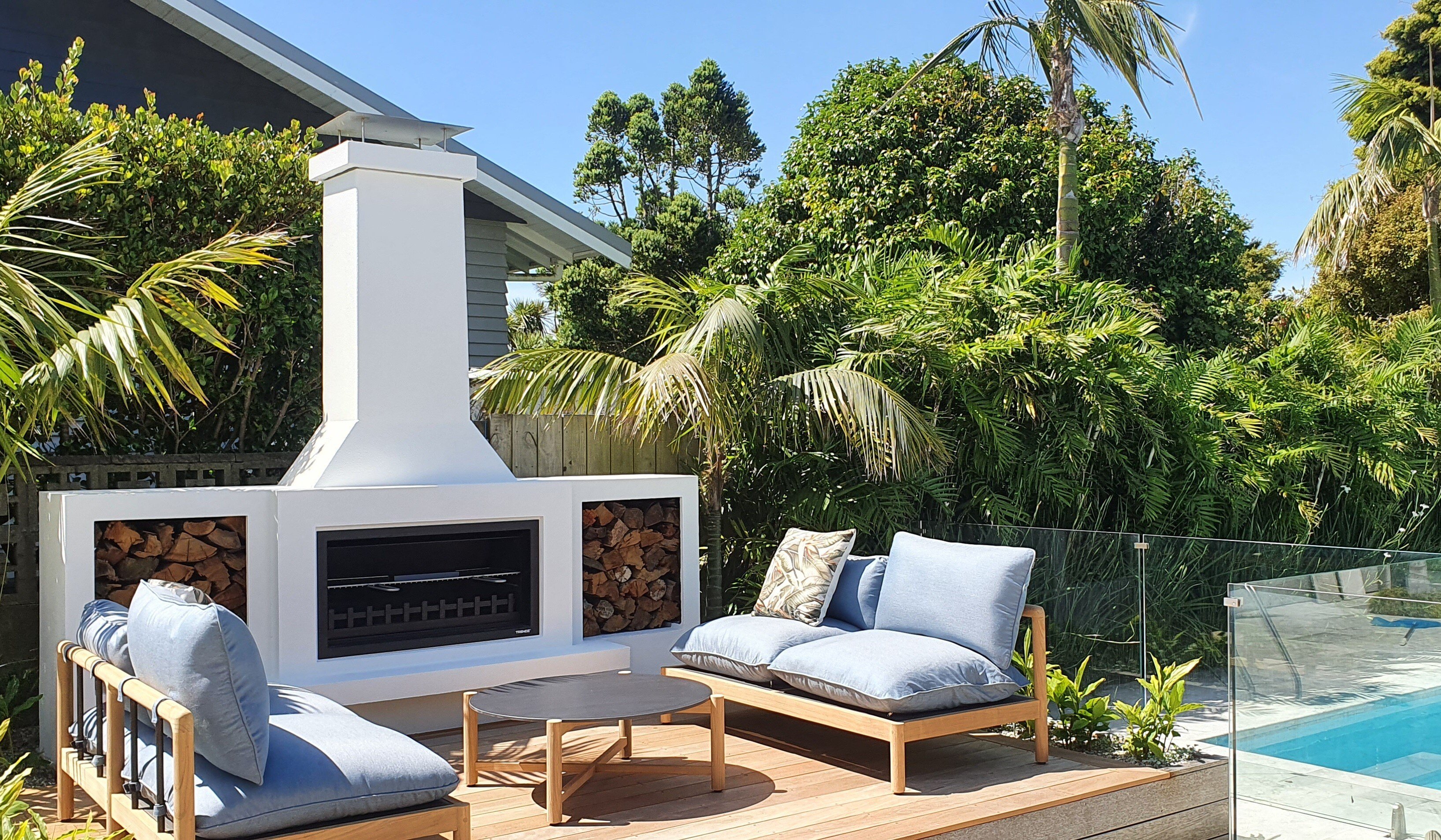 Douglas-Michael-Braggins-New-Plymouth-white-plaster-pool