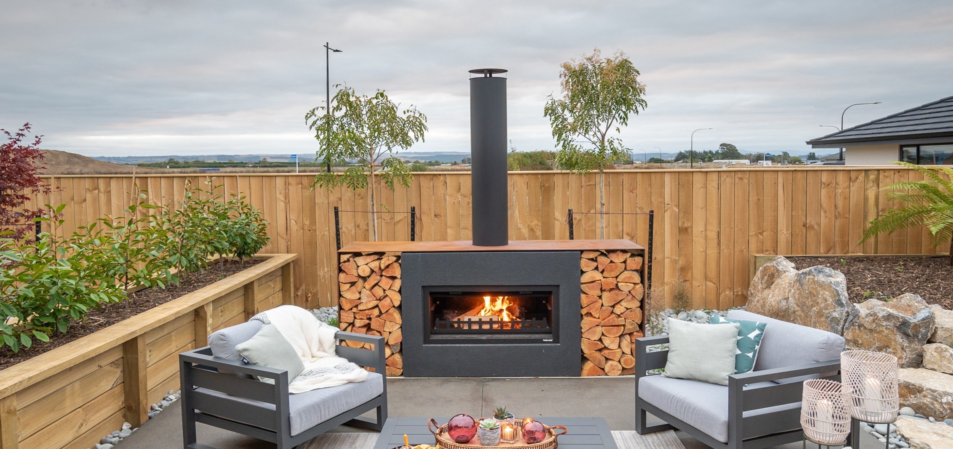 Chimney cap for outdoor fireplace